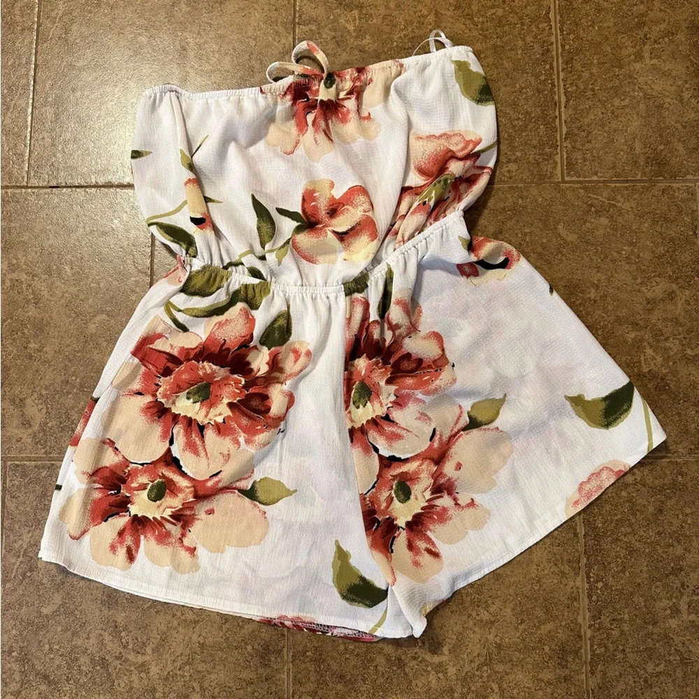 Boutique Sleeveless Short Jumpsuit Romper Large Light Cream and Peach Flowers